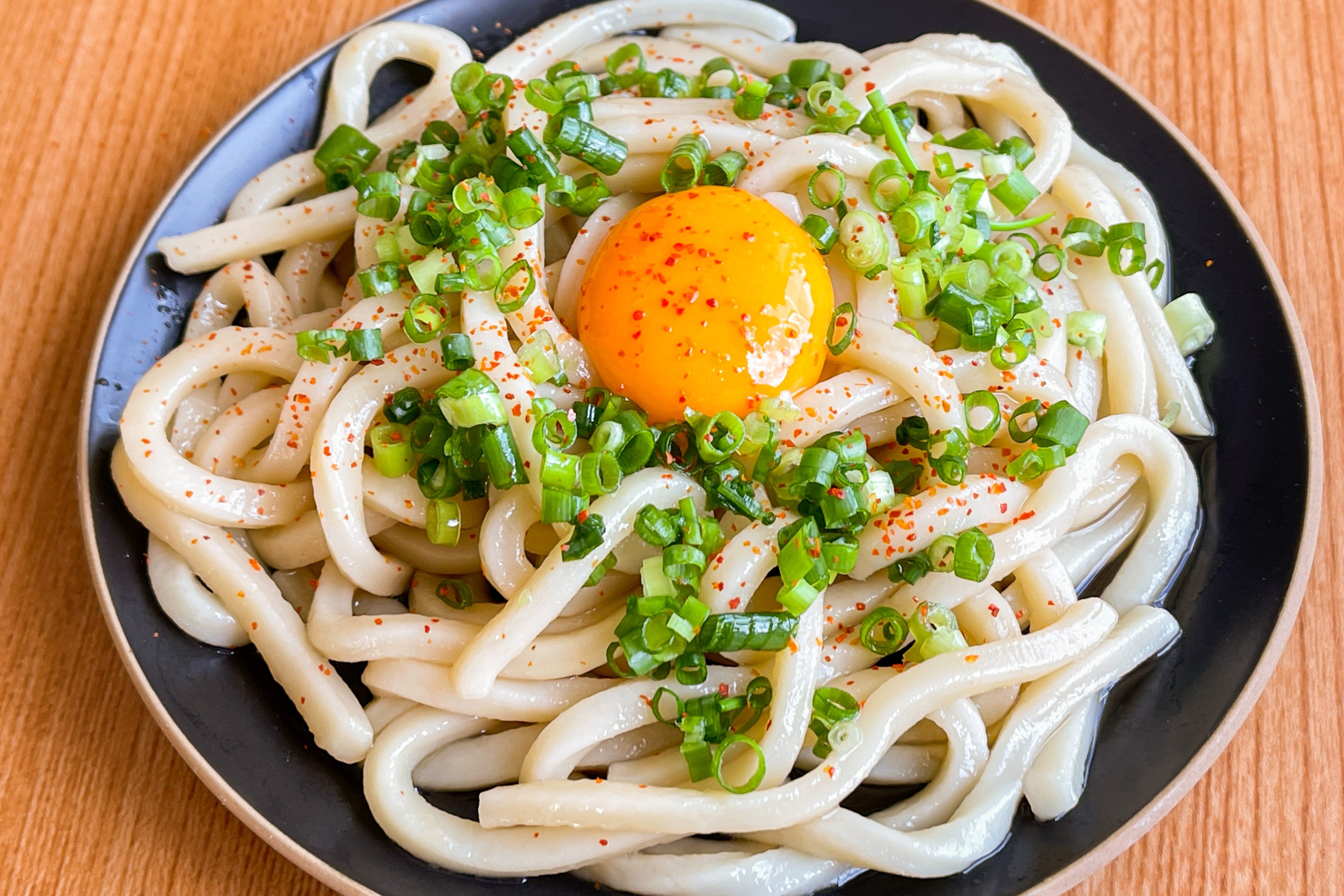 まるみキッチン 簡単レシピ レンジで簡単 すき焼き風うどん しょうゆ めんつゆ 料理酒 お砂糖各大さじ1を混ぜ合わせる 耐熱容器に冷凍うどん1玉を入れ の割り下をぶっかけたら600w3分チン うつわに盛り付け 卵黄を乗せたら完成 お好み