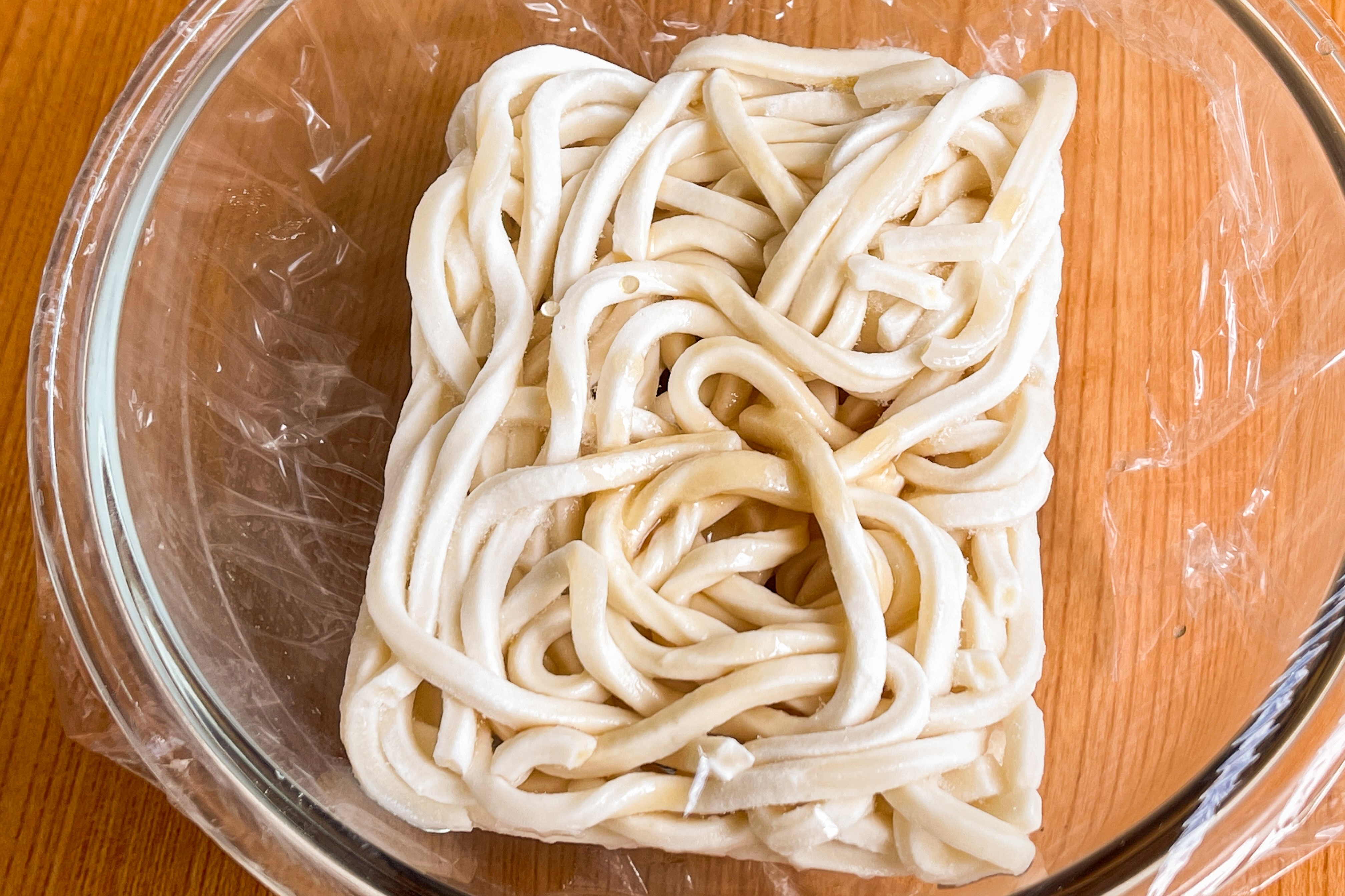 まるみキッチン 簡単レシピ レンジで簡単 すき焼き風うどん しょうゆ めんつゆ 料理酒 お砂糖各大さじ1を混ぜ合わせる 耐熱容器に冷凍うどん1玉を入れ の割り下をぶっかけたら600w3分チン うつわに盛り付け 卵黄を乗せたら完成 お好み