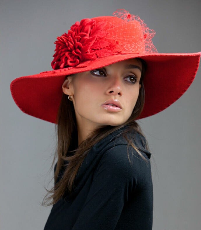 российские шляпы. шикарные шляпки. российская шляпа. дефиле шляпок. черная фетровая шляпа женская.