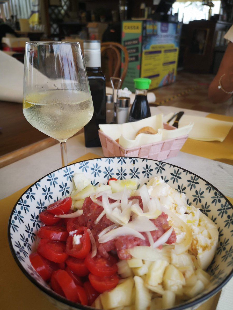 monicacesarato's tweet photo. #2nightvenezia: Monica, you have to go to #HotelVillaSara to try their #poolsiderestaurant.
Me: Oh yeah? Must I? No, because you know, a day in the pool, like this, for work 🧐 ... I don't know if I really like it 😂🤩🥳 ... Ok, okay, I'll sacrifice myself! 😂😉
#swimmingpool https://t.co/MEACQMuAbP