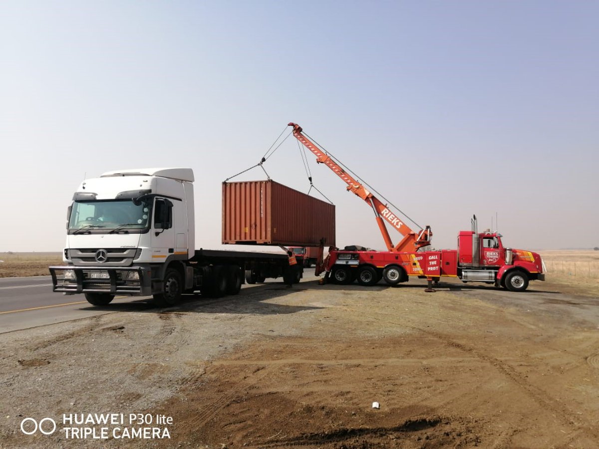 Rieks_Towing's tweet image. Load transshipment completed! Keep a lookout for further updates.

#riekstowing #loadtransfer #N3 #completed