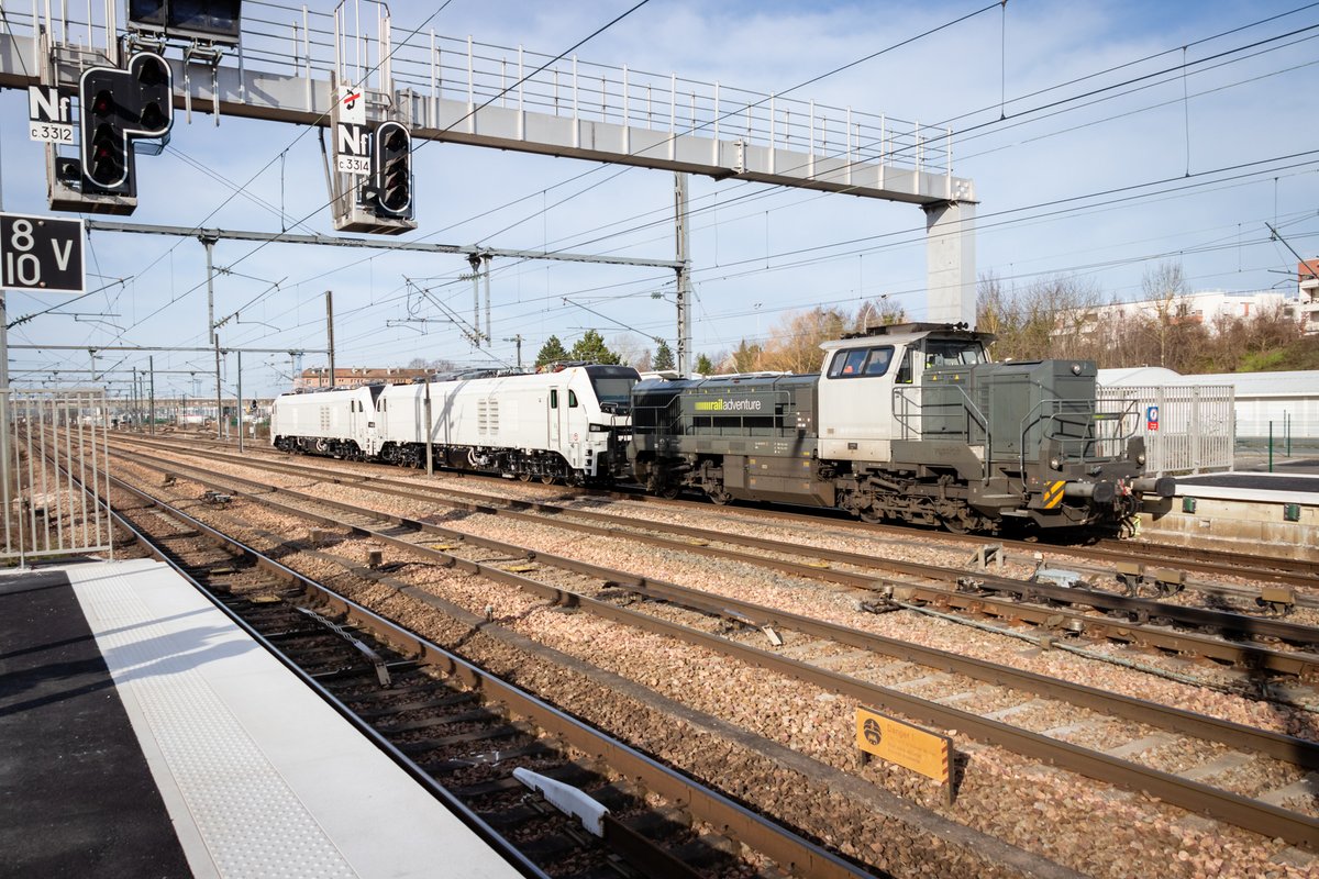 MementoSurRails's tweet image. 20 Février 2020, une #DE18 #RailAdventure assurant l'acheminement de deux machines #Eurodual (Machines bi-mode, thermique et électrique) entre les garages de Valenton et Stiring Wendel.

#Vossloh #VosslohLocomotives #VosslohDE18 
#Stadler #StadlerRail 
#CanonEOS80D