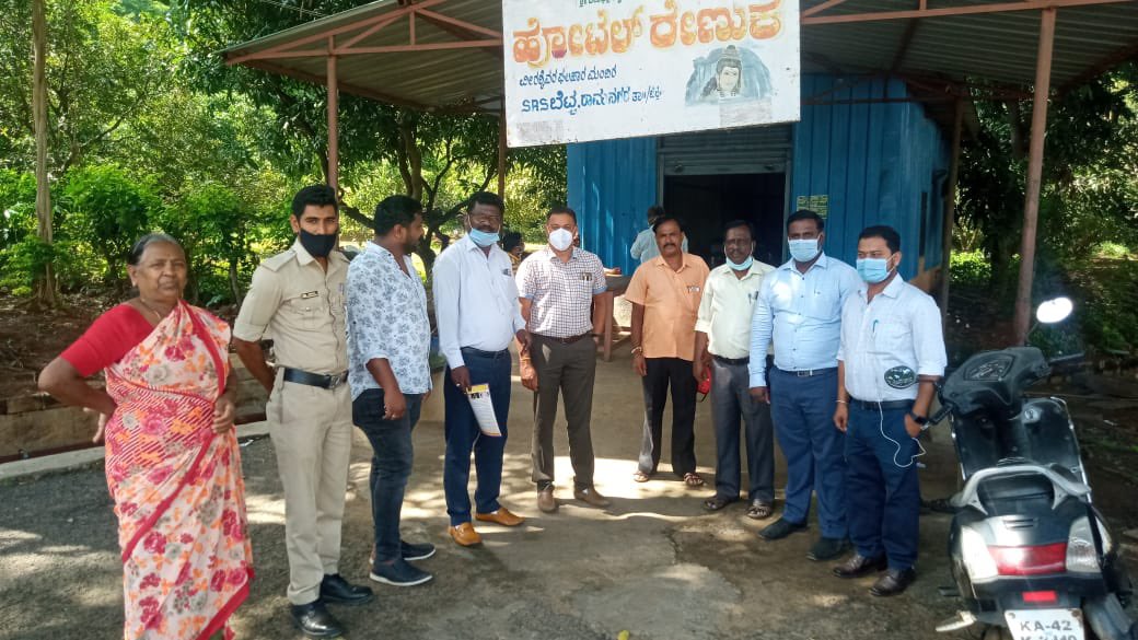 NtcpRamanagara's tweet photo. ರಾಮನಗರ ಜಿಲ್ಲೆಯ ಕೈಲಾಂಚ ಅವ್ವೆರಹಳ್ಳಿ ವ್ಯಾಪ್ತಿಯಲ್ಲಿ ನಿಯಮ ಬಾಹಿರವಾಗಿ ತಂಬಾಕು ಉತ್ಪನ್ನ ಮಾರುತ್ತಿದ್ದ ಅಂಗಡಿ ಮುಂಗಟ್ಟುಗಳ ಮೇಲೆ  ಜಿಲ್ಲಾ ತಂಬಾಕು ನಿಯಂತ್ರಣ ಕೋಶ ಮತ್ತು ತಾಲ್ಲೂಕು ತನಿಖಾ ತಂಡದ ವತಿಯಿಂದ ಜಂಟಿ ಕಾರ್ಯಾಚರಣೆ ನಡೆಸಿ ದಂಡ ವಿಧಿಸಲಾಯಿತು
@VRmgm @police_rmn @CMofKarnataka @drashwathcn @DHFWKA @ZPramanagara https://t.co/LhwIGxhM8y