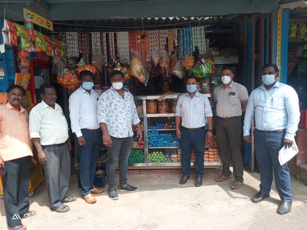 NtcpRamanagara's tweet photo. ರಾಮನಗರ ಜಿಲ್ಲೆಯ ಕೈಲಾಂಚ ಅವ್ವೆರಹಳ್ಳಿ ವ್ಯಾಪ್ತಿಯಲ್ಲಿ ನಿಯಮ ಬಾಹಿರವಾಗಿ ತಂಬಾಕು ಉತ್ಪನ್ನ ಮಾರುತ್ತಿದ್ದ ಅಂಗಡಿ ಮುಂಗಟ್ಟುಗಳ ಮೇಲೆ  ಜಿಲ್ಲಾ ತಂಬಾಕು ನಿಯಂತ್ರಣ ಕೋಶ ಮತ್ತು ತಾಲ್ಲೂಕು ತನಿಖಾ ತಂಡದ ವತಿಯಿಂದ ಜಂಟಿ ಕಾರ್ಯಾಚರಣೆ ನಡೆಸಿ ದಂಡ ವಿಧಿಸಲಾಯಿತು
@VRmgm @police_rmn @CMofKarnataka @drashwathcn @DHFWKA @ZPramanagara https://t.co/LhwIGxhM8y