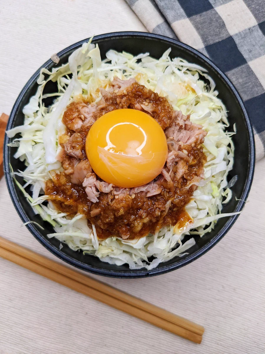 火が不要だからとってもお手軽に作れそう！「ツナ缶」を使った丼ものレシピ！