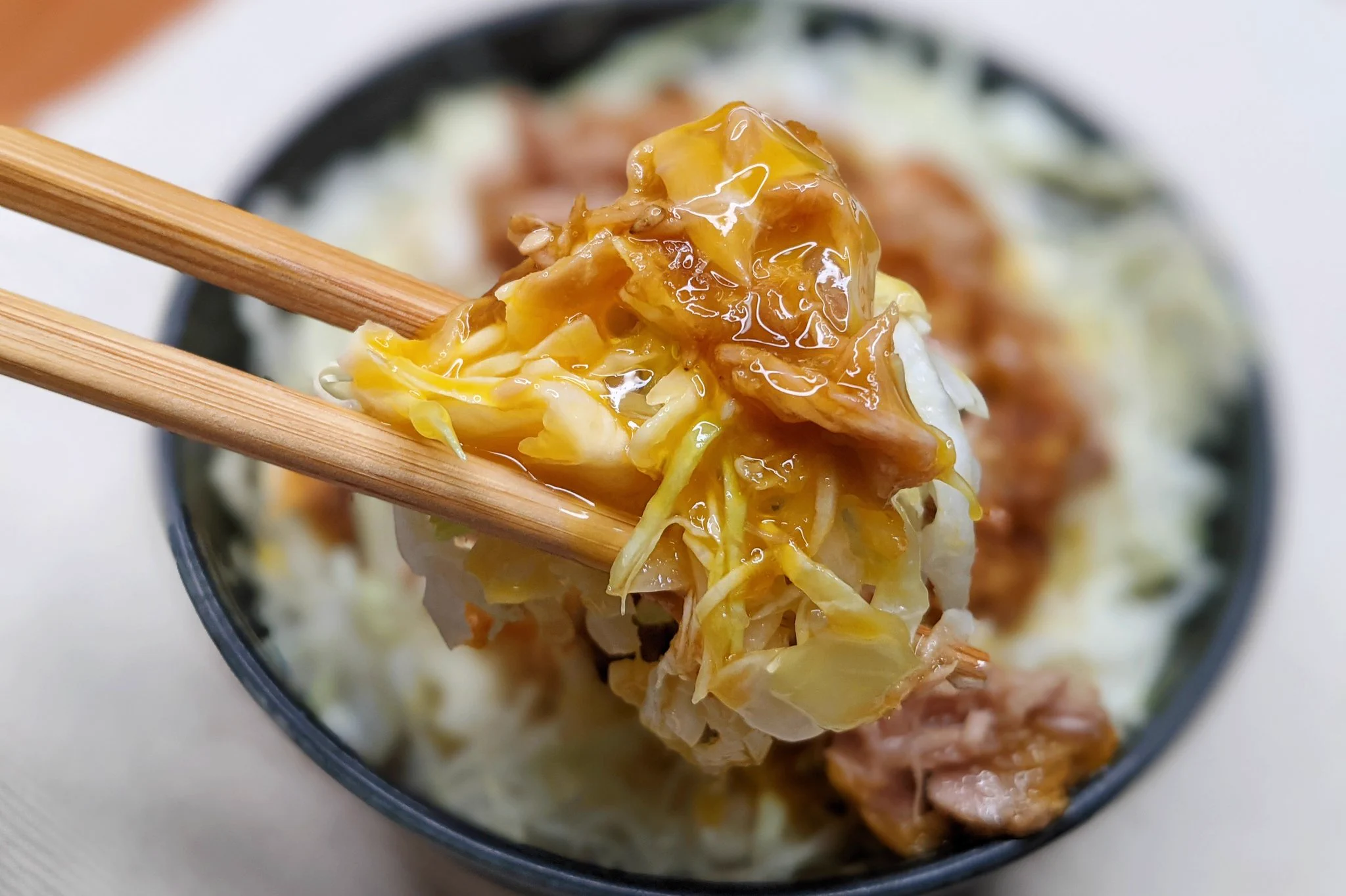 火が不要だからとってもお手軽に作れそう！「ツナ缶」を使った丼ものレシピ！
