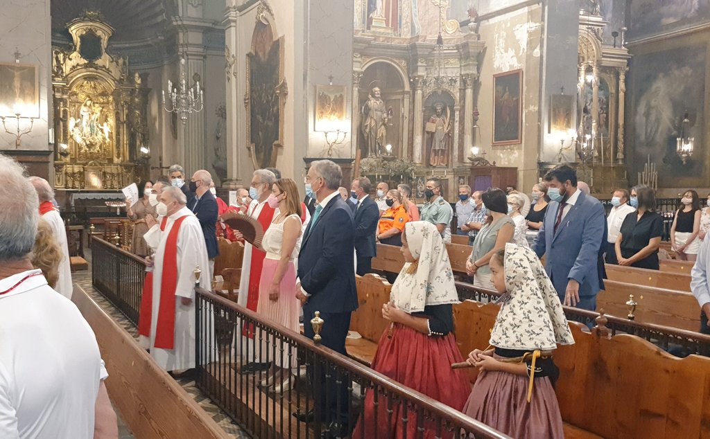 ppbalears's tweet photo. La presidenta @MargaProhens juntament amb el batle @Carlos_Simarro_ assisteix a l'ofici de Sant Bartomeu. Molts d'anys als sollerics i a tots els pobles d'arreu de les Illes que avui celebren les seves festes patronals. https://t.co/iRbXRO3iVx