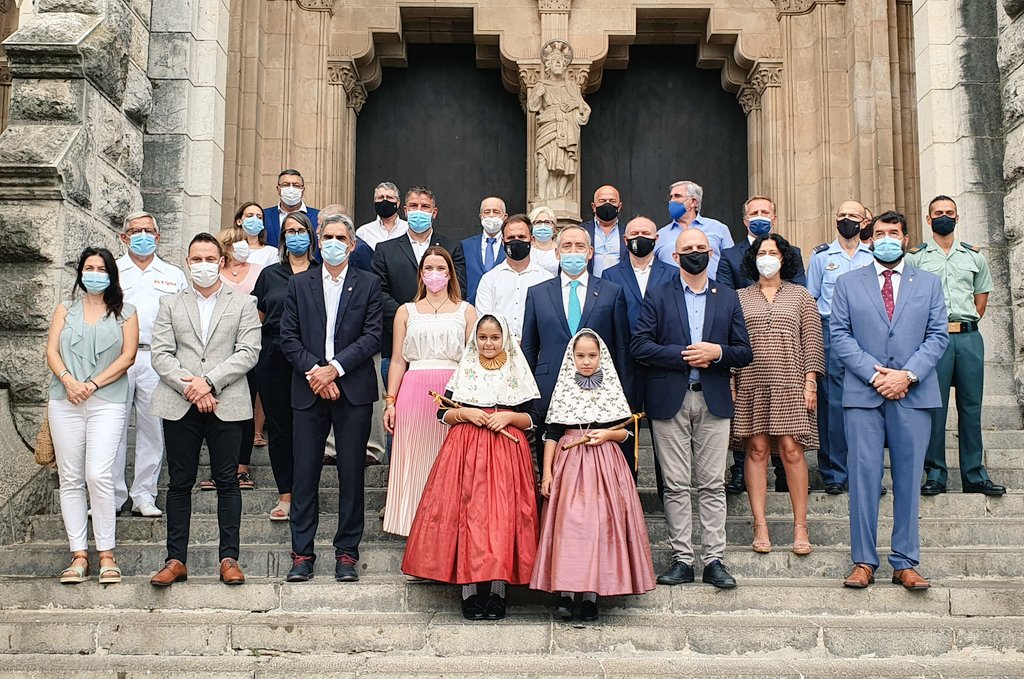ppbalears's tweet photo. La presidenta @MargaProhens juntament amb el batle @Carlos_Simarro_ assisteix a l'ofici de Sant Bartomeu. Molts d'anys als sollerics i a tots els pobles d'arreu de les Illes que avui celebren les seves festes patronals. https://t.co/iRbXRO3iVx