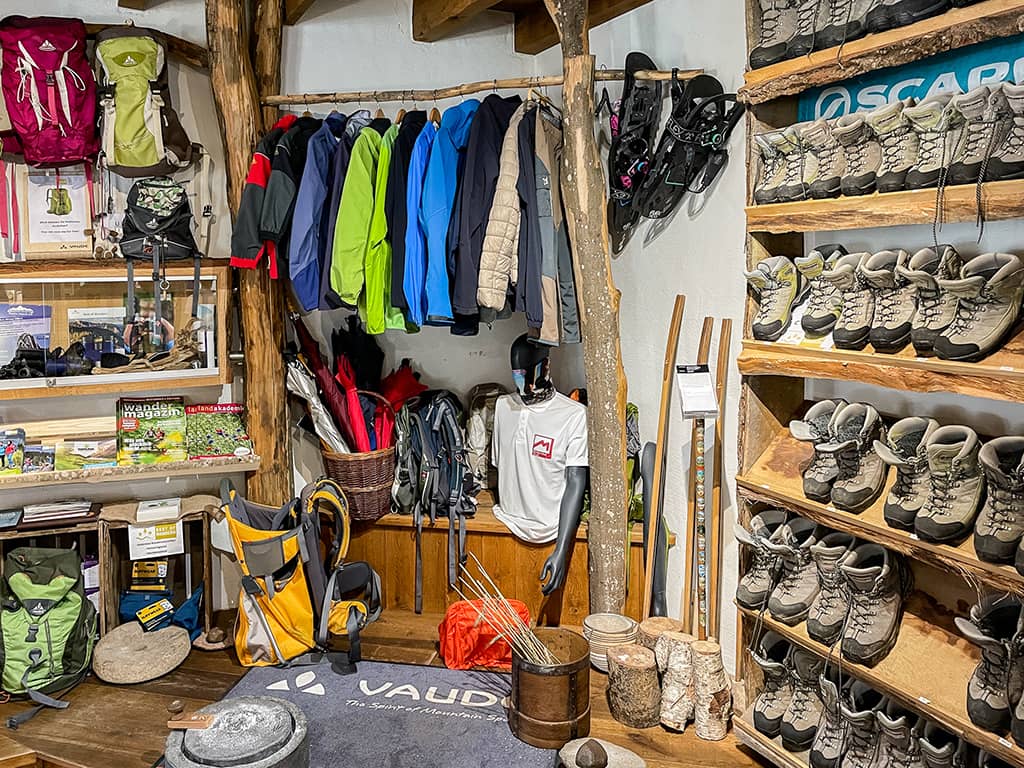 "Vous aimez #randonner ? Nous, on adore. Suite à notre week-end dans la région #Mullerthal, nous avons noté pas moins de sept bonnes raisons de faire une randonnée sur le #MullerthalTrail." Emeraude Trip 👉  fal.cn/randoweekend 💚  #luxembourg #rando #weekend #visitluxembourg