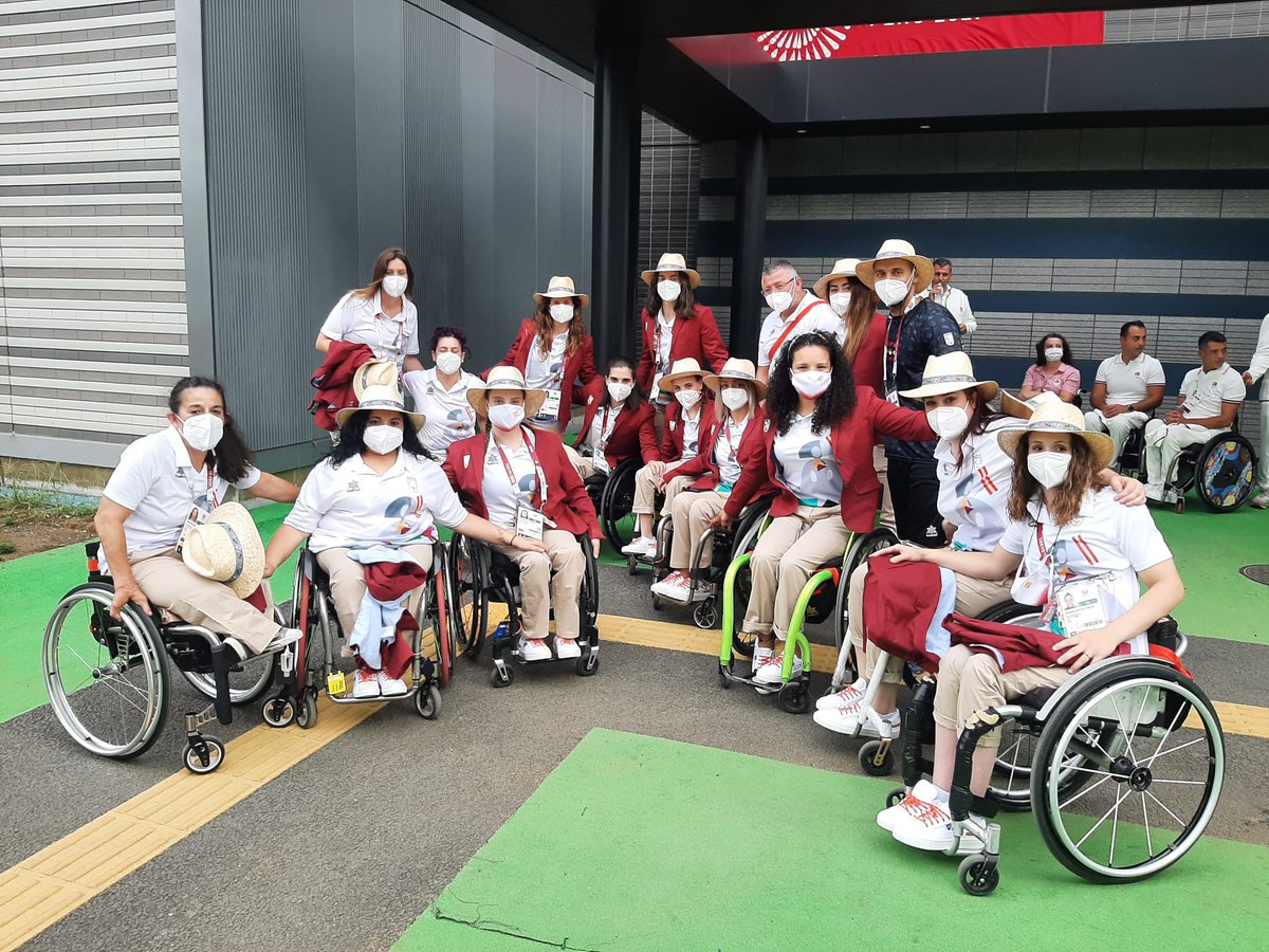 FEDEDDF's tweet photo. Así luce la selección española femenina de baloncesto para la ceremonia de inauguración de los Juegos @Paralimpicos de #Tokio2020 
🏀🏀
#Paralympics #basketball https://t.co/I7Yc5hvViD