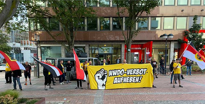 Nordstadtblog's tweet photo. Letztes Aufgebot: 27 #Neonazis demonstrieren gegen #NWDO-Verbot und werden mit starkem Gegenprotest konfrontiert #Dortmund #Rechtsextremismus #nonazis #nonazisdo #Antifa #Afa170 #Antifaschismus #BlockaDO #do2308 https://t.co/PWFTxNd0oS https://t.co/M5dbmNBlOG