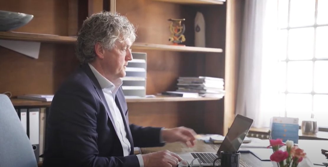 Op bezoek bij het bestuur van StiR? In deze video legt <a href="/ChertHento/">Chert Hento</a> uit hoe het bestuur zich in zet voor het waarborgen van de kwaliteit en onafhankelijkheid van coaching. Bekijk de video hier en maak kennis met het bestuur: ow.ly/TBvr50FWUVE #StiR #kwaliteit #bestuur