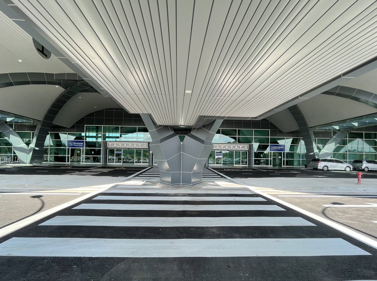 We’re loving every angle of our new Mukah Airport. Send us your best selfie if you’re there! 
😆🤳 (📸: giovanni.lawai) #MYairportsarchitecture #mukah #airport <a href="/MOTMalaysia/">Kementerian Pengangkutan Malaysia</a>