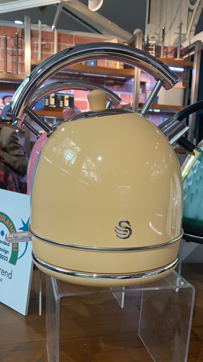 SwanBrandUK's tweet photo. 🚨 SNEAK PEAK ALERT 🚨
Here's a glimpse of our new Retro colours on full display🤩 #Excshow @ExclusivelyShow
What do you think of the new colours?👇 🍑 💘 https://t.co/eCPvW85P39