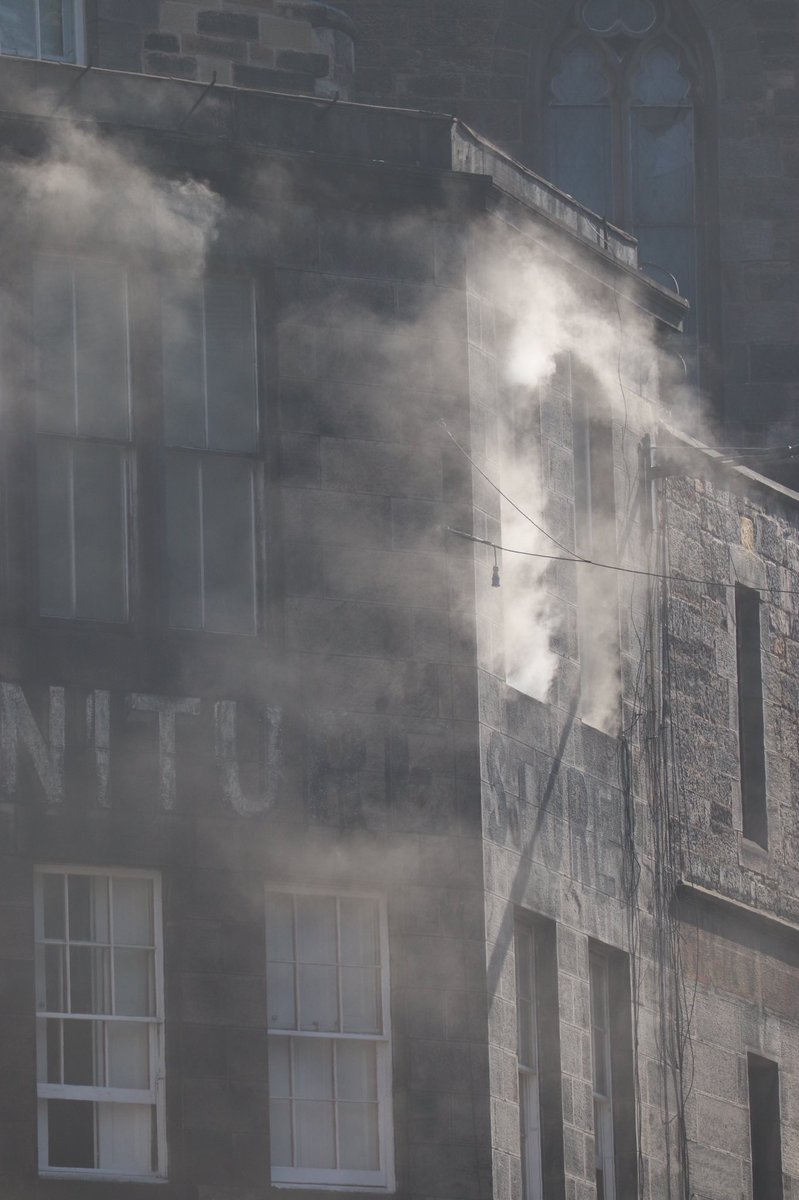 MrMattDonlan's tweet photo. Smoke billowing from the rear of the building on Candlemaker Row https://t.co/Ds4jG2Iukx