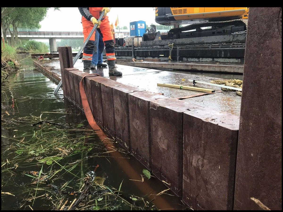 Deze week zijn we gestart met de aanleg van een duurzame damwand in de Hoge Vaart bij Almere. Met deze pilot doen we onderzoek naar het gebruik van duurzame materialen langs onze vaarwegen. flevowegen.nl/alle-nieuws/du…

#varen #oevers #duurzaam #pilot <a href="/saveplastics/">save plastics</a> <a href="/almere/">almere</a> #flevoland