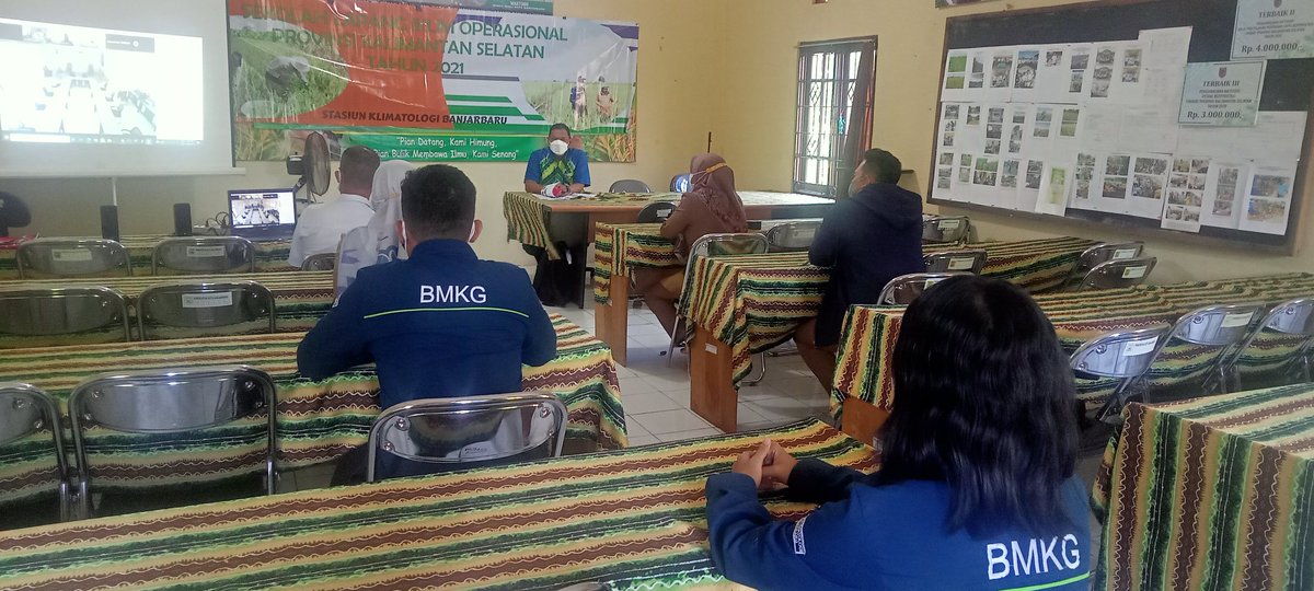 F4hrurRazi's tweet photo. Selasa (24/08), Fahrur Razi, Luhkan Kota Banjarbaru, menjadi Fasilitator dalam Supervisi dan Latihan pada Penyuluh Pertanian di UPT BPP Cempaka ttg Budidaya Ikan di Pekarangan (Urban Aquacultur). #GiatLuhkanSatminkalBWI #luhlapor #KtBjrBaru
@bppp_banyuwangi @brsdm_kp @puslatluhkp https://t.co/ss6LKyMcls