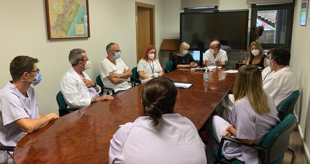 GVAsanitat's tweet photo. 📸La DG de Asistencia Sanitaria de @GVAsanitat, @Mariamgarcialay, y de Recursos Humanos, @CarmenLpezDelg3, se han reunido con la gerencia de @GVAlaplana y el equipo de UCI para trasladar su apoyo al gran trabajo que desarrollan y en defensa de la medicina basada en la evidencia. https://t.co/cj9srNPPZd