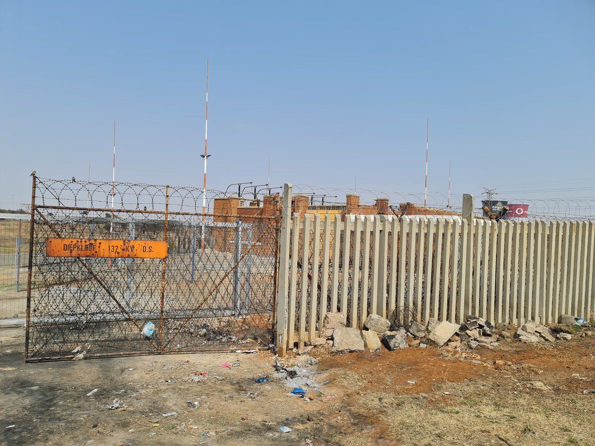 tsepomhlongo's tweet photo. I'm with Diepkloof residents at the eskom sub station. It is now 2 months without electricity @SowetoEastDA
#WeGetThingDone watch the space @Eskom_SA has adhere to the Bathu Pele Principle. Community will have electricity!!! Thanks to Brian Ndubane https://t.co/GZfHNAvdfL