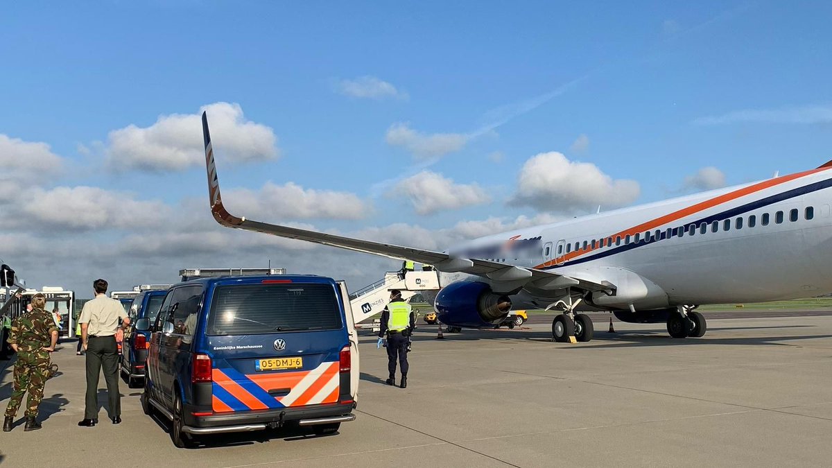 Vanochtend is er weer een evacuatievlucht uit #Kabul op Schiphol geland. Er zaten Nederlanders aan boord, maar ook mensen met een andere nationaliteit. De Marechaussee maakt samen met de <a href="/IND_NL/">IND</a> bij aankomst de eerste selectie tussen de verschillende groepen. <a href="/Defensie/">Ministerie van Defensie</a>