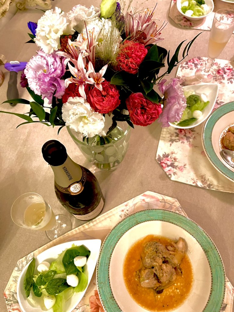 8nyanco's tweet photo. 今日は夫（見田竜介・はながたみあや）の誕生日。
家族の作ってくれた美味しいお料理とロデレール。
ピエールエルメのイスパハンでお祝いしました^ ^
生まれて出会ってくれてありがとう！今年も楽しい思い出沢山作りたいです^ ^ https://t.co/yif5lZcyOo