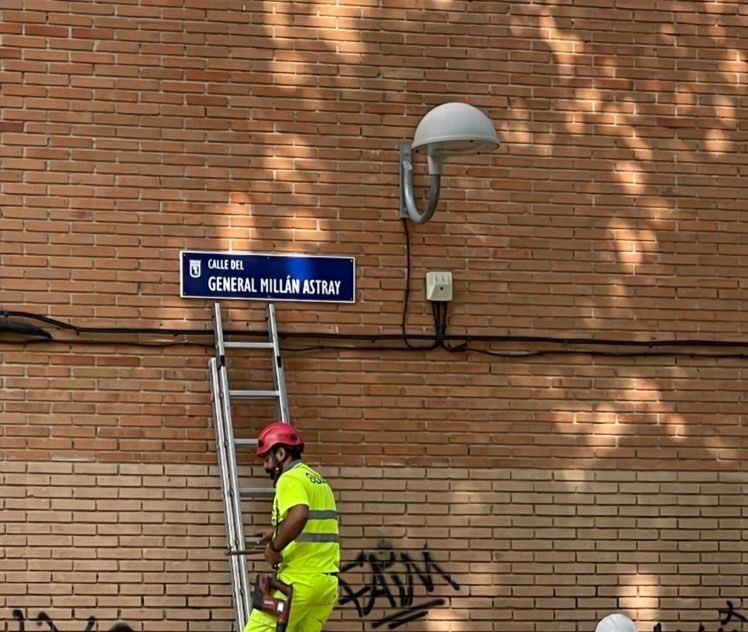 En Madrid le quitan la calle a una maestra represaliada y se la ponen al militar fascista Millán Astray.  Cambian a la víctima por el verdugo. En 2021. No tienen vergüenza ni la han conocido.