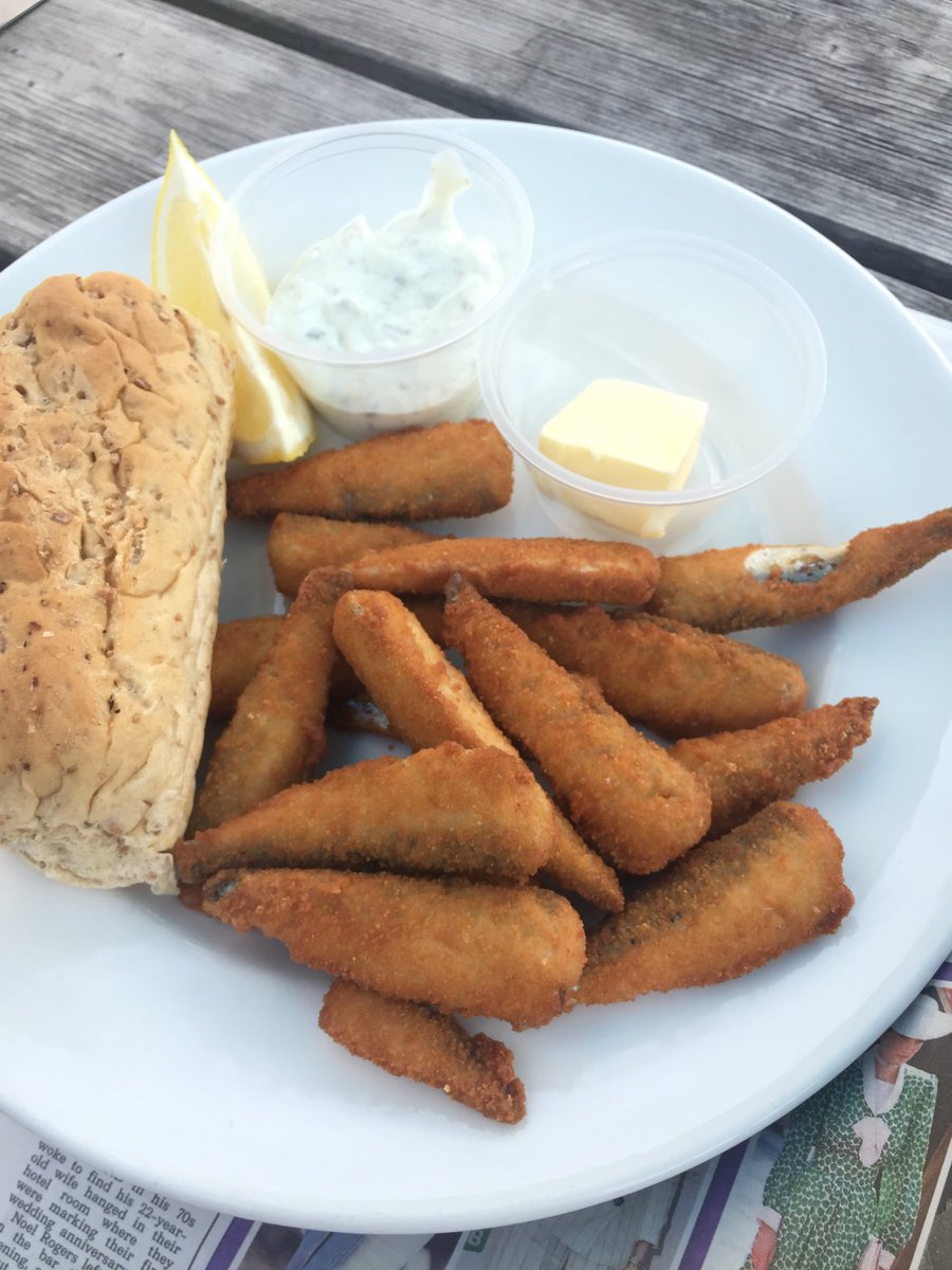 gourmond101's tweet photo. These were sold as #whitebait but to me they are either #sprats or smelt .... this conversation confused the #pub https://t.co/76WZcHj7BO