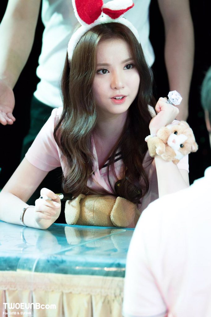 Today_eunha2's tweet photo. 150823 신촌 팬싸인회 #여자친구 #은하 https://t.co/imUbdTeIKL