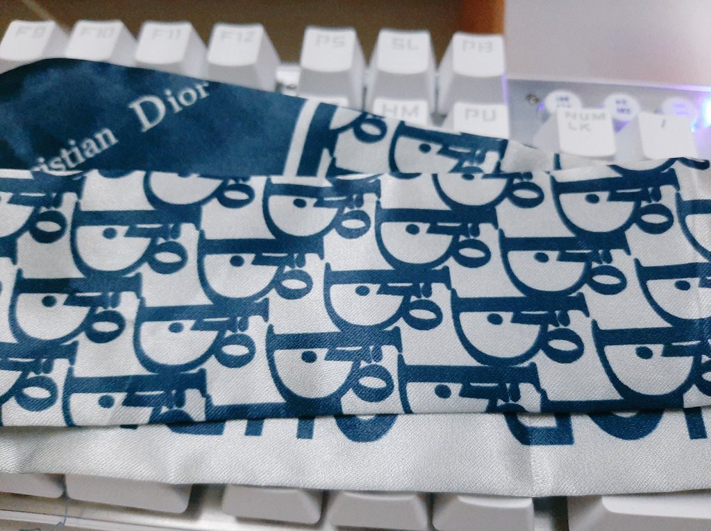 ueciwt's tweet photo. hiniram pala ni mareng hyo yung bente pesos kong dyor galing sa palengke💅😌 https://t.co/K3HEm43JUG