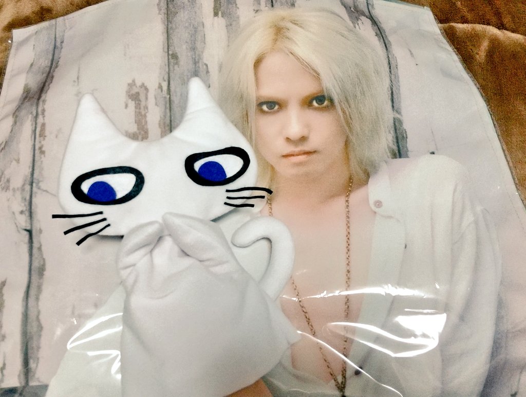 pumpkinx6669's tweet photo. こういうの作っていいのか悩んだけど、HYDE CHANNEL見てたらどうしても動くエディが欲しくなって作ってしまった!パペット!!
我ながら予想以上の可愛さで…HYDEさんとお戯れ〜💕笑
写真撮るのが楽しすぎるのでこれは現場に連れ回すしかない…
#Edhy #エディ #HYDE #HYDEMADE https://t.co/oWku87AtfM