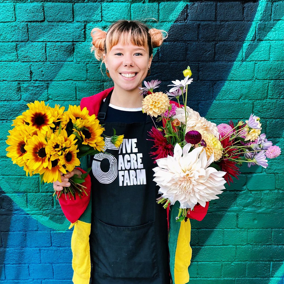 Tobacco_Factory's tweet photo. Afternoon all 👋🏼.
We’ve got some beautiful farm-grown flowers in our Five Acre Farm shop today.
Mixed bunches are £4.00, and the micro sunflowers are £1.50 each.
Get them whilst you can, as they won’t be here for long!
🌻🌸🌺.
#Flowers #Farm #FiveAcreFarm #Bristol https://t.co/KXDdEeyrvB