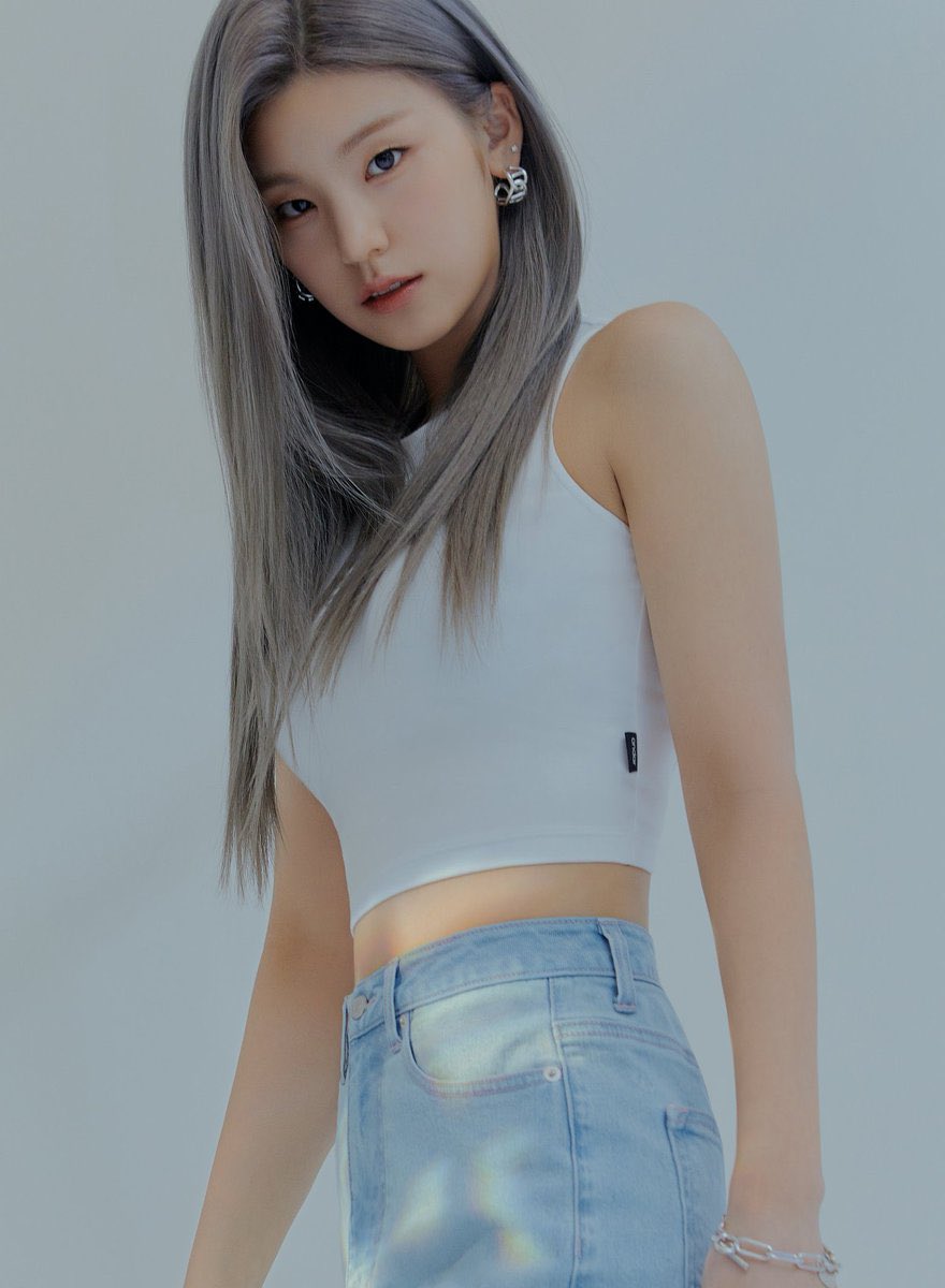 Хван еджи итзи. Itzy chaeryeong. Itzy chaeryeong 2021 в полный рост. Yeji itzy. Itzy юджи.