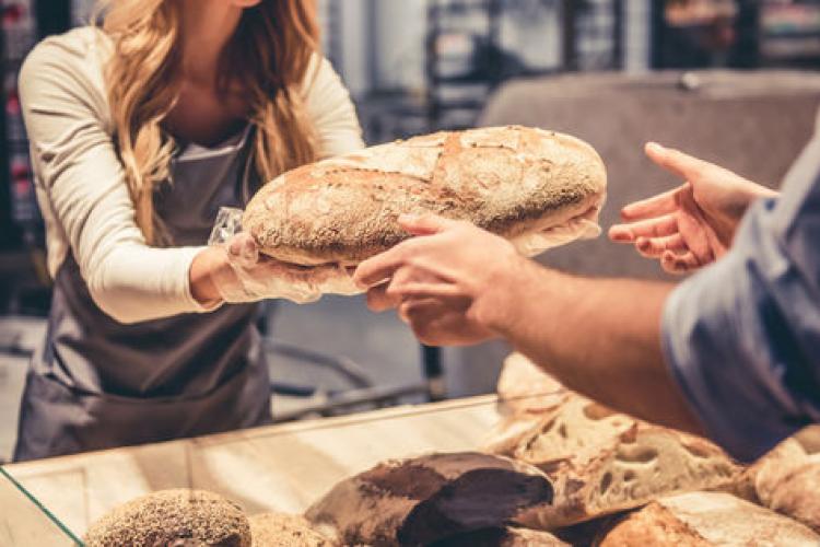 Горячий хлеб. Пекарня девушки пекут. Есть чужой хлеб. Передача хлеб есть. Человек ест хлеб.