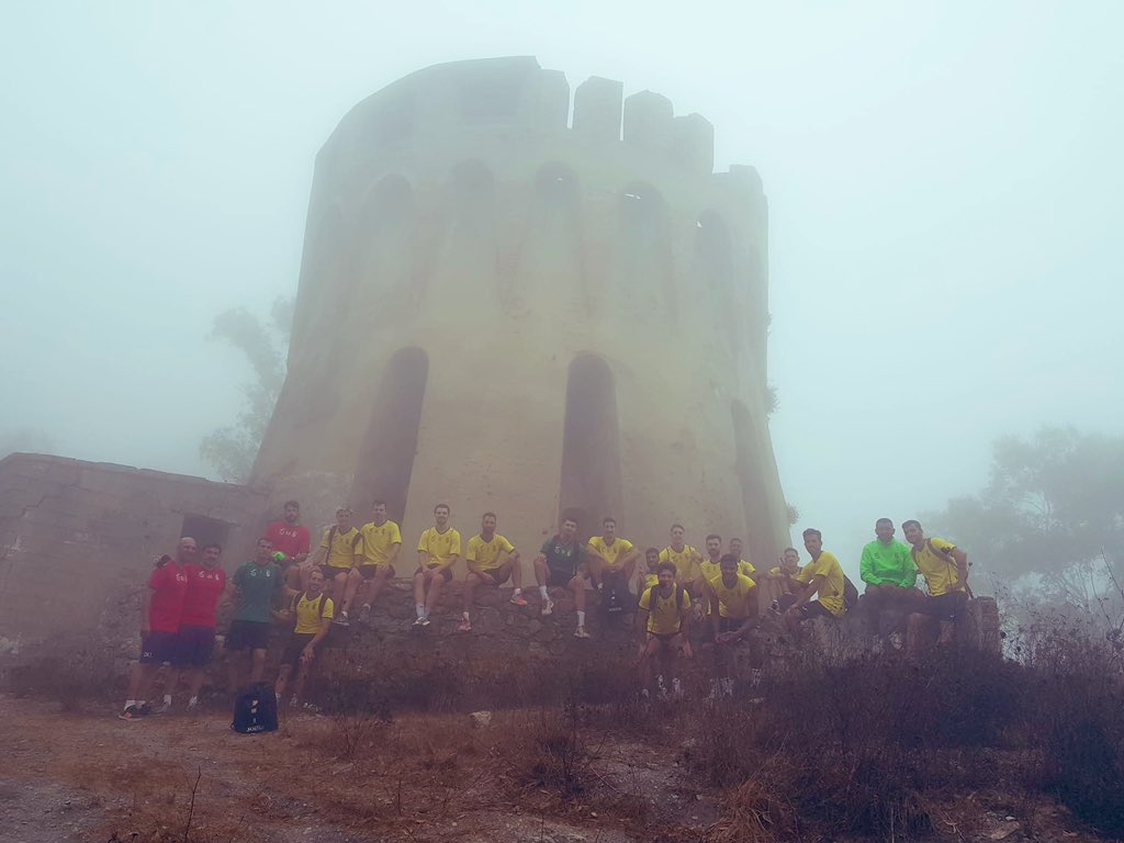 A pesar de la lluvia 🌧 y de la niebla 🌫 nuestro primer equipo ha salido esta mañana de senderismo 🥾. 

Un entrenamiento diferente, que ayuda a unir a los jugadores y a fomentar la cultura de equipo. 🤜🏼🤛🏼

Esto cada vez es una familia 👨‍👩‍👦‍👦 más unida. 

#SiempreADCeutaFC ⚪️⚫️