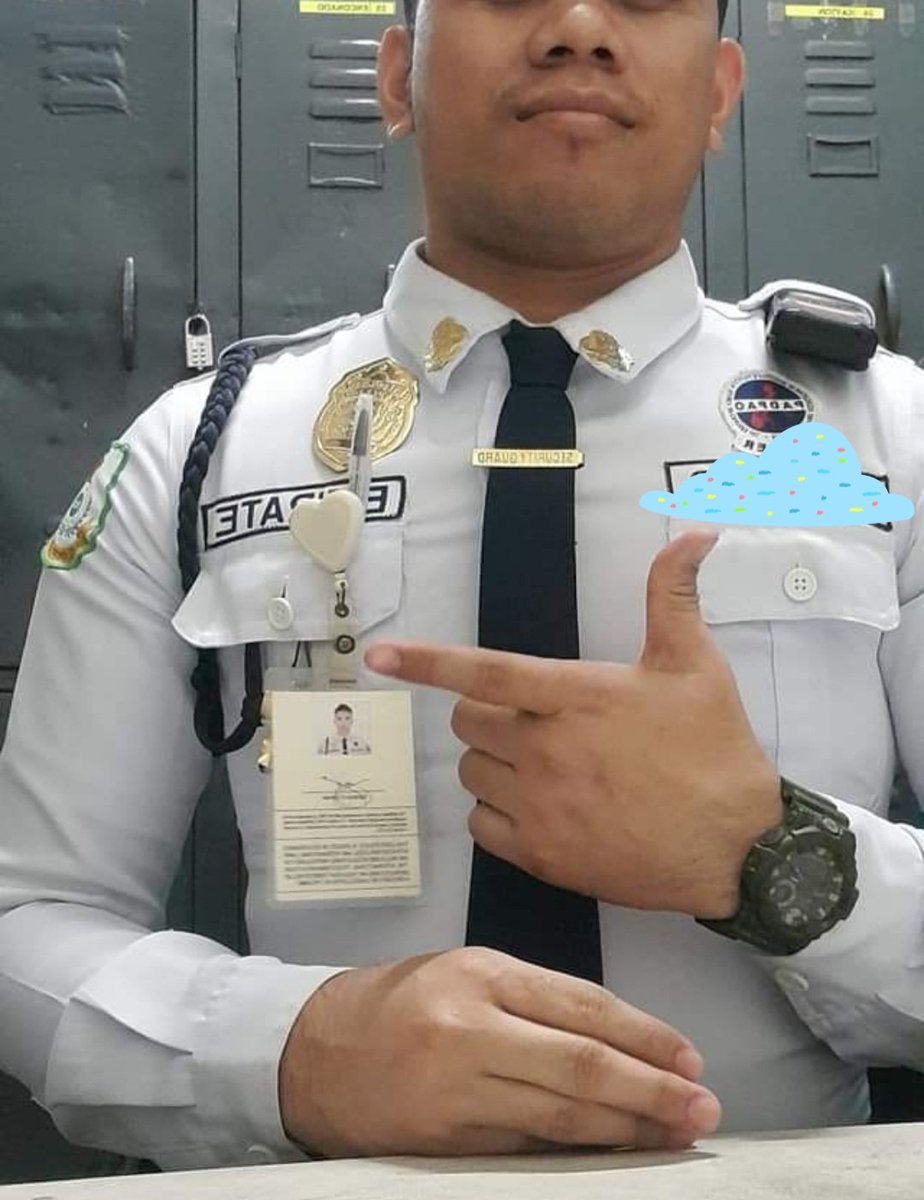MagnanimousMan's tweet image. Isa pang Trinoma guard na hindi ko na rin nakikita sa MRT entrance, si Guard E. Sarap yakapin sa bewang hanggang puwet habang bini-BJ s'ya.