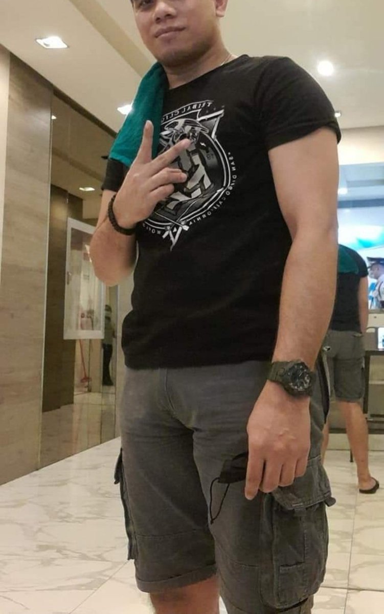 MagnanimousMan's tweet image. Isa pang Trinoma guard na hindi ko na rin nakikita sa MRT entrance, si Guard E. Sarap yakapin sa bewang hanggang puwet habang bini-BJ s'ya.