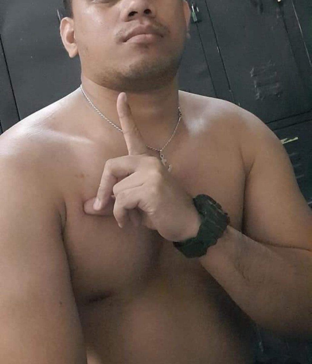 MagnanimousMan's tweet image. Isa pang Trinoma guard na hindi ko na rin nakikita sa MRT entrance, si Guard E. Sarap yakapin sa bewang hanggang puwet habang bini-BJ s'ya.