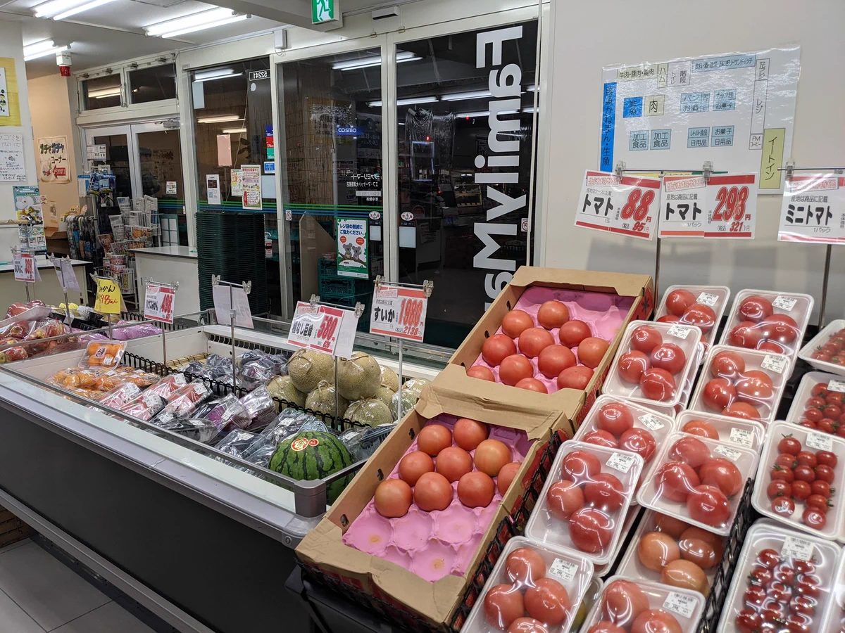 田舎のファミリーマートがすごい！お肉や野菜も売っているスーパーが一体化！