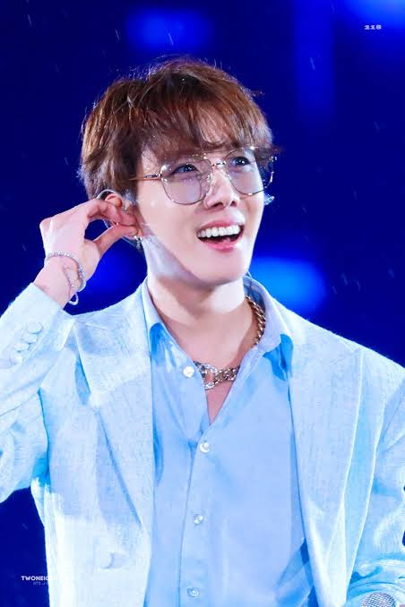 sigure1218's tweet photo. 大歓声のJ-HOPEコールは何度聞いても鳥肌もんだし、私たちの声を聞いて笑顔になるホビは、とにかくめちゃくちゃ可愛い。可愛いがすぎる。この笑顔のためなら数日声がかれてもいい。名前を叫ぶよ。
#3YearsWithAnswer
#3YearsWithJustDance
@BTS_twt #섹시한_정호석_대회
#jhope #정호석_사랑해_대회 https://t.co/4ZWphcq2ki