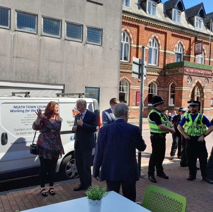 Cllrleannejones's tweet photo. Delighted to welcome FM Mark Drakeford to Neath today, along with PCC Alun Michael, and Minister for Social Justice Jane Hutt. It was a pleasure to discuss and show them the partnership work around the town centre.
#NeathTogether
@NPTCouncil
@fmwales
@alunmichael
@JaneHutt https://t.co/KwtxaPpezQ