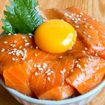 サーモン好きさんは是非!少ない材料で作れて、とっても美味しそうな丼ものレシピが話題に!