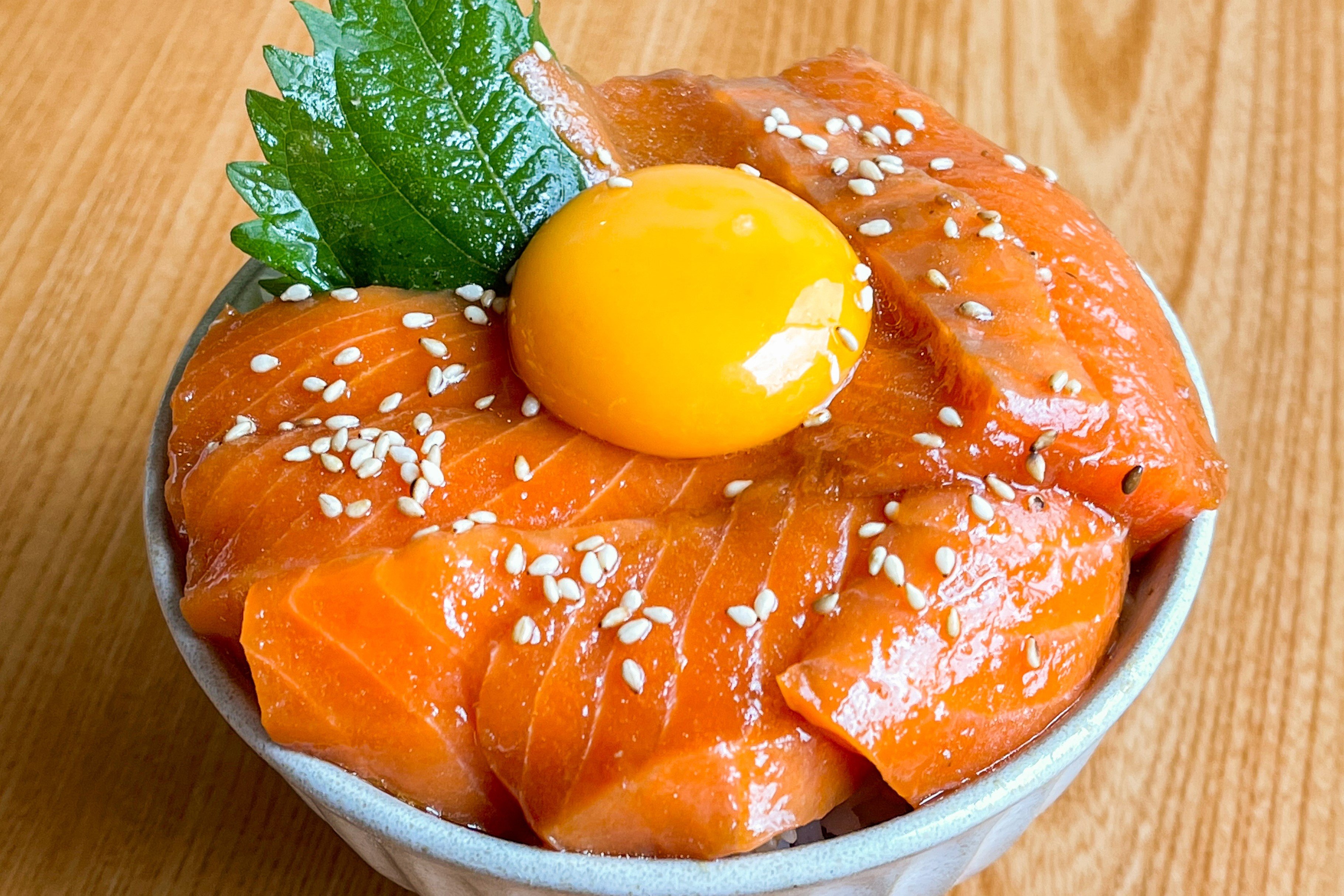 まるみキッチン 簡単レシピ 材料３つだけ 超カンタンにサーモンユッケ丼 サーモン0gをスライスしたらビニール袋にうつす 焼き肉のタレ ごま油各大さじ2 しょうゆ大さじ1加えたらもみこんで冷蔵庫で10分漬け置き 白ご飯にサーモンをもり