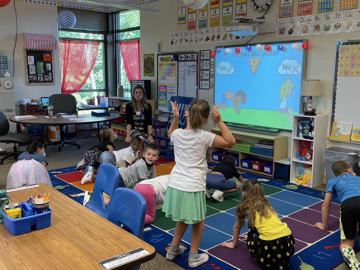 Kelly_Isenogle's tweet image. Our #TrustyHuskies are settling into the #FDOS quickly &amp;amp; happily. Our @AHLHuskies are all together again and it is a great day to be a leader &amp;amp; learner! #scholarsfirst