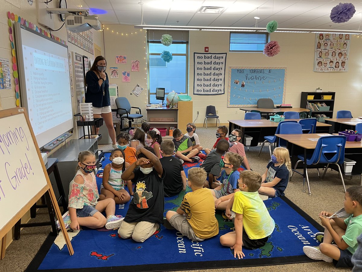 Kelly_Isenogle's tweet image. Our #TrustyHuskies are settling into the #FDOS quickly &amp;amp; happily. Our @AHLHuskies are all together again and it is a great day to be a leader &amp;amp; learner! #scholarsfirst