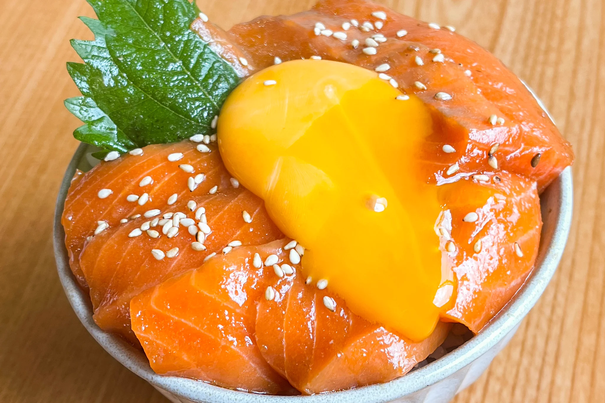 サーモン好きさんは是非！少ない材料で作れて、とっても美味しそうな丼ものレシピが話題に！