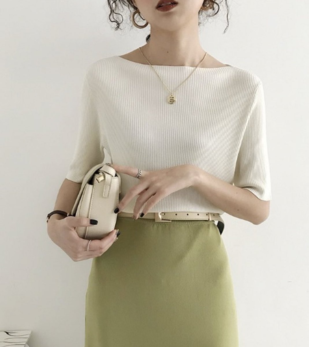 BUDOFASHION's tweet image. きれいめスタイルにも合わせられるトップス😃ゆるっとボートネック×ネックレスorスカーフで華奢見えを狙いたい⭐️
気分があがるカラーを選んで残暑を乗りきりましょう☀️

骨格診断ナチュラルタイプにおすすめ🙆‍♀️

▶︎『emi +』ボートネック 5分袖サマーニットプルオーバー