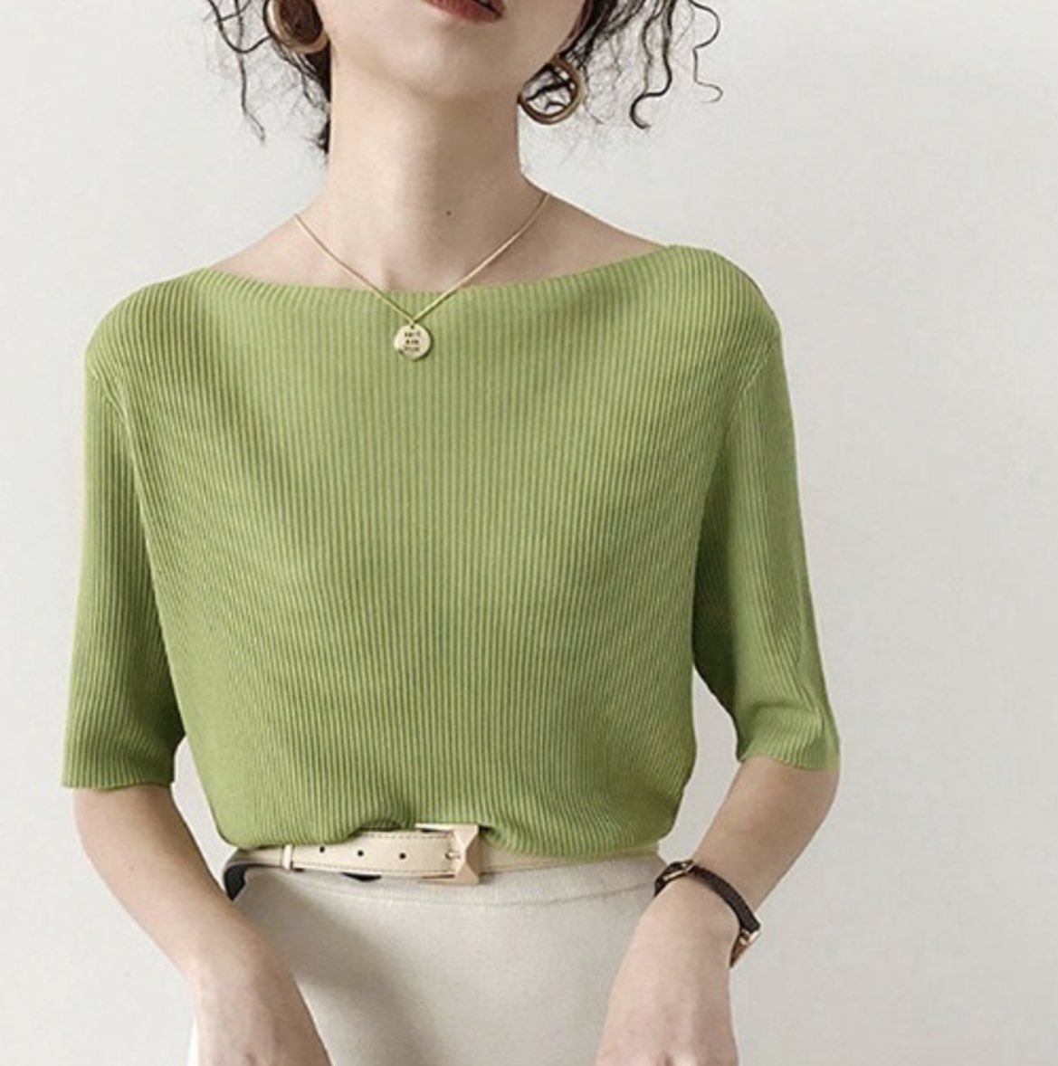 BUDOFASHION's tweet image. きれいめスタイルにも合わせられるトップス😃ゆるっとボートネック×ネックレスorスカーフで華奢見えを狙いたい⭐️
気分があがるカラーを選んで残暑を乗りきりましょう☀️

骨格診断ナチュラルタイプにおすすめ🙆‍♀️

▶︎『emi +』ボートネック 5分袖サマーニットプルオーバー