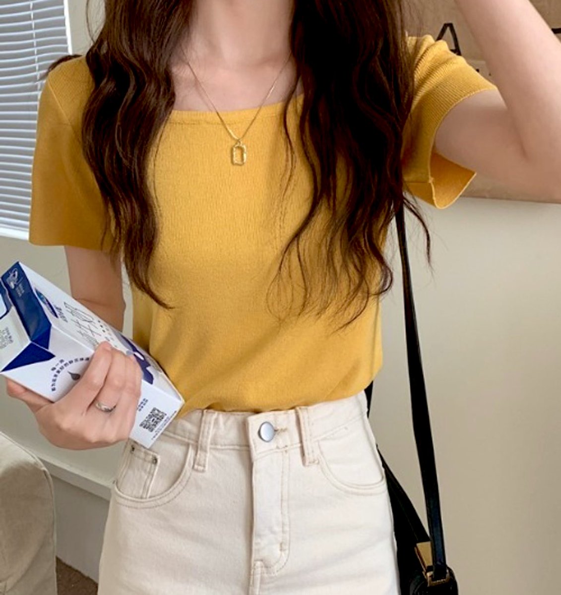 BUDOFASHION's tweet image. いつものスカートもデニムも“おしゃれしてる感”が出せるカラートップス💛💚💜

襟元がＶでもなく丸でもなくスクエアネックなので、ボトムス次第で可愛くもかっこよくも着られます😊

骨格診断ストレートタイプにおすすめです🙆‍♀️✨

▶︎『ABITOKYO』スクエアネックサマーニットプルオーバー