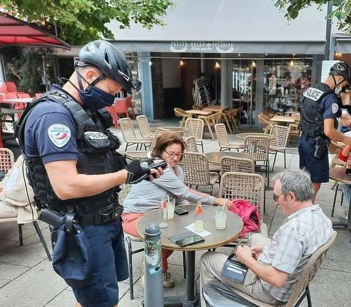 fiorentinojose3's tweet photo. Le savoir vivre à la française....,petite citronnade en terrasse , QR code, pièce d'identité, pistolet semi-automatique, gilet par-balle, le goût de la liberté enfin retrouvée #détente🐏🐏 https://t.co/9dyVJm9BYt