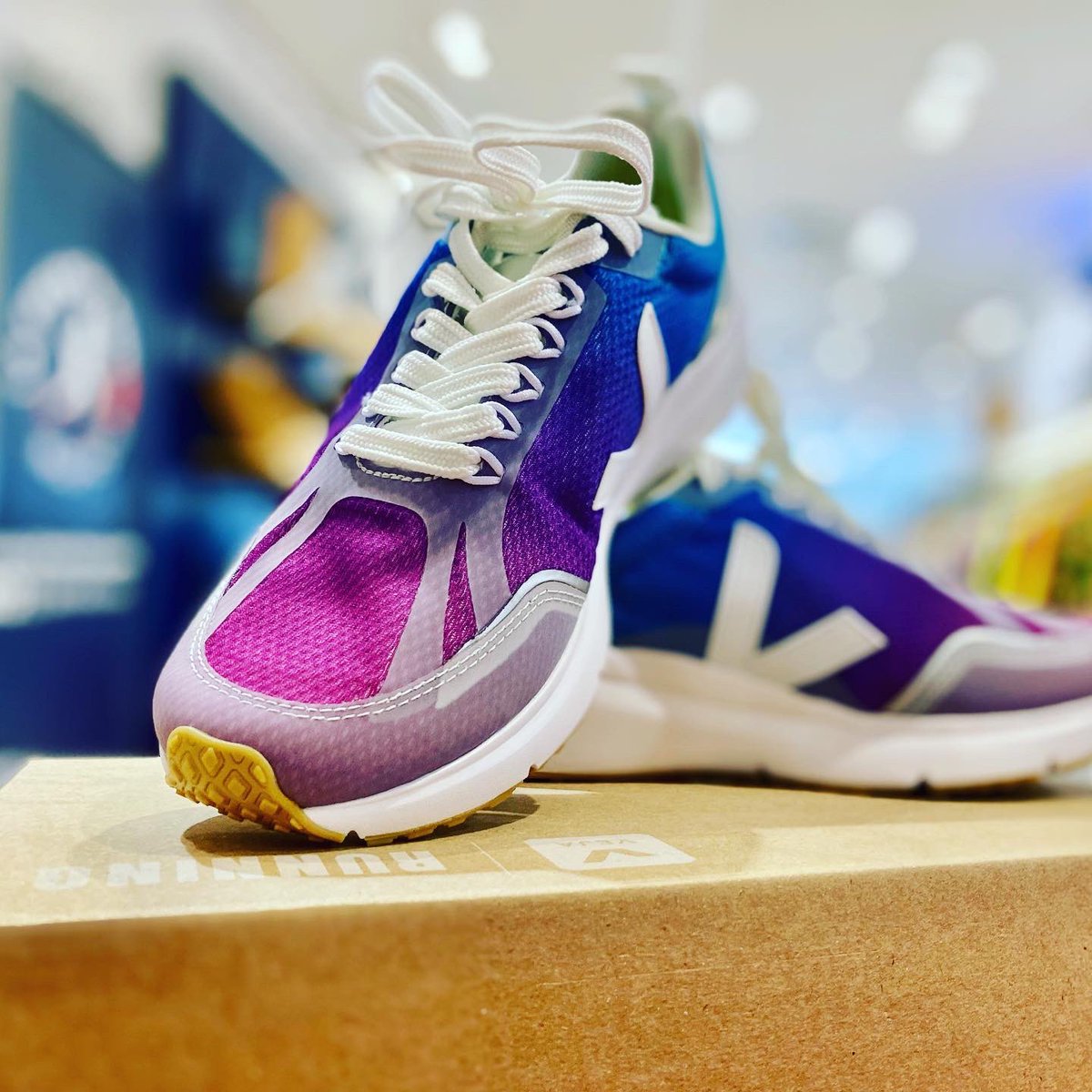 [<a href="/vejaproject/">VEJA</a> X <a href="/JolieFoulee/">Jolie Foulée</a> 👟]
Elle arrive chez nous 🤩 ! Nous sommes fiers de vous présenter un modèle exclusif de chez Veja, la Condor 2 édition spéciale Jolie Foulée ! 👌🏻
Disponible en boutique ! 🇫🇷